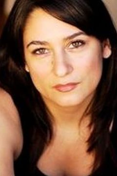 Nina Ameri interpreta FBI Agent (uncredited)