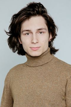 Noah Ruscica interpreta Simon Gilcrest