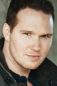 Matthew Sean Blumm interpreta Paramedic (uncredited)