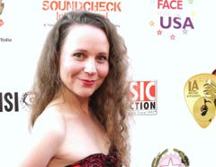 Christina Linhardt interpreta Party Clown (segment