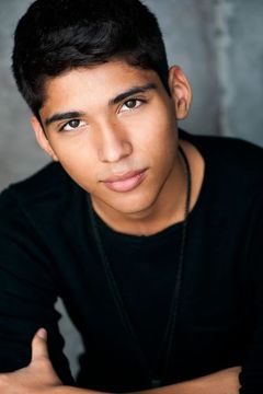 Michael Garza interpreta Prep School Kid (uncredited)