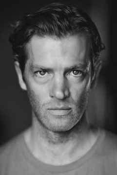 Jefferson Hall interpreta Haakon Chevalier
