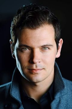 Greg Perrow interpreta Football Player