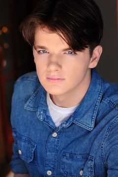 Evan Hannemann interpreta Young Ben
