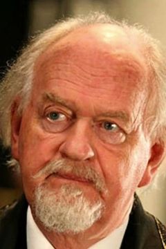 Neville Phillips interpreta Old Parliamentary Official