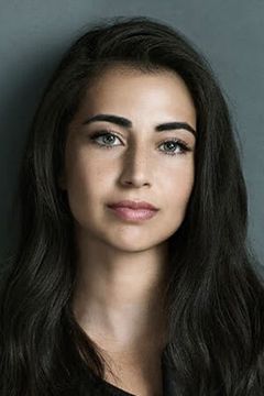 Dilan Gwyn interpreta Governess
