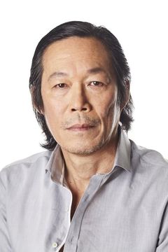Hiu Woong-Sin interpreta Adjutant to General Draven (uncredited)
