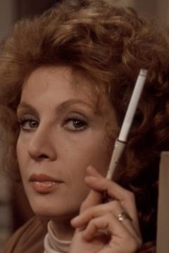 Hildy Brooks interpreta Receptionist