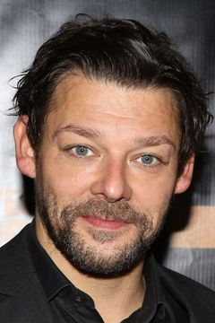Richard Coyle interpreta Amis