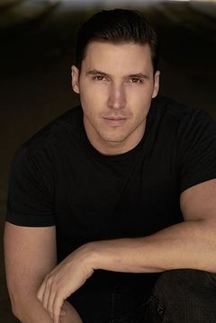 Seth Ginsberg interpreta Brad