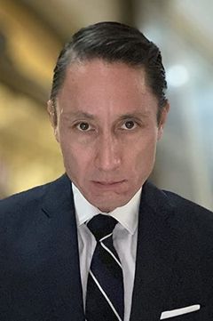 Watari Nishida interpreta Asian Executive Patron (uncredited)