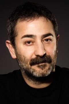 Ayberk Pekcan interpreta Erol