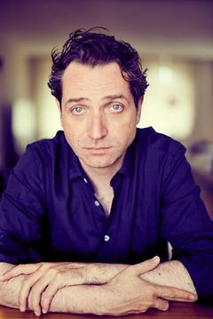 Marc Limpach interpreta Renner