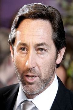 Robert Cavanah interpreta Captain Tombs