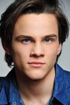 Alex Neustaedter interpreta Young Atlas Corrigan