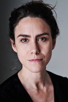Emily Bruni interpreta Caitlin