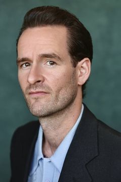 Jordan Louis interpreta Garry