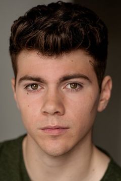 Sam Retford interpreta Dougal MacKenzie
