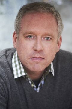 Rob Baker interpreta Late Night Show Host