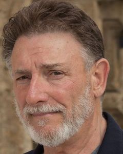 Jim McKeny interpreta Levi