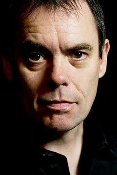 Kevin Eldon interpreta Policeman