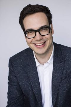 Nelson Franklin interpreta Comeau