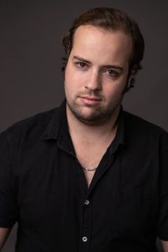 Aiden Mckenzie interpreta Airport Passenger (uncredited)