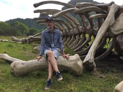 Patrick Loungway interpreta Paleontologist