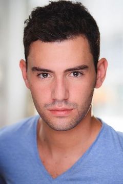Adam Murciano interpreta Norm