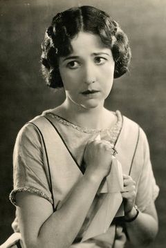 Helen Jerome Eddy interpreta Gypsy's Wife (uncredited)