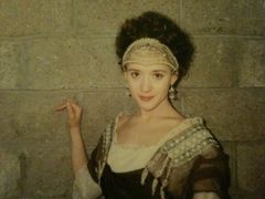 Olivia Rosewood interpreta Dana