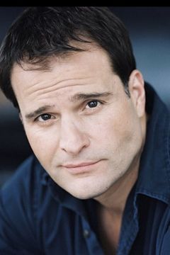 Peter DeLuise interpreta John Doyle