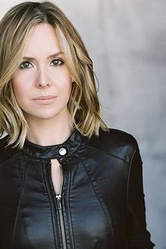 Victoria J. Mayers interpreta Helen