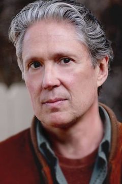 Andrew Parks interpreta Student