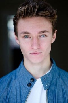 Harrison Osterfield interpreta Boy on Bus (uncredited)