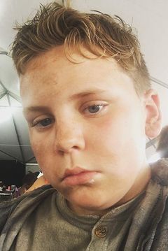 Jake Cerny interpreta Airport Traveler (uncredited)