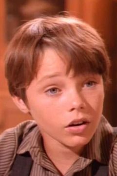 Ronnie Scribner interpreta Walter Ray