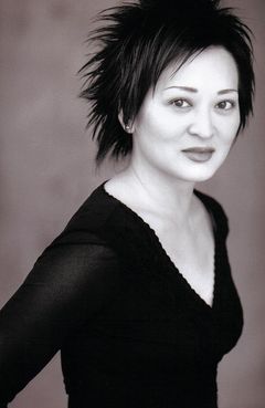Jennifer Ann Lee interpreta Reporter (uncredited)