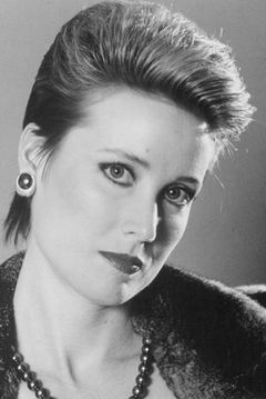 Deborah Rennard interpreta Cynthia