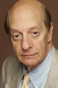 Basil Hoffman interpreta Christopher Georrge