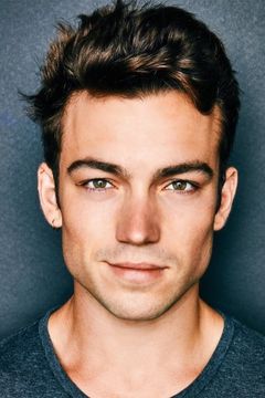 Rory Gibson interpreta Damon