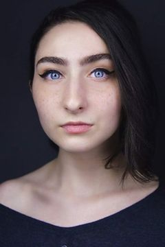 Alexis Molnar interpreta Hotel Teen Girl (uncredited)