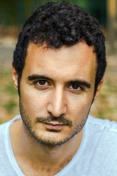 Gabriel Soler interpreta Cop (uncredited)