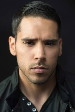 Randy Gonzalez interpreta Delgado