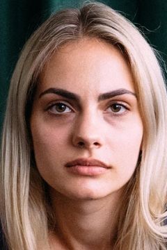 Tara Thaller interpreta Leo Fan