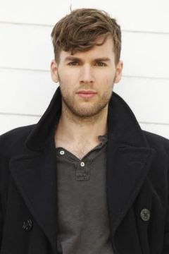 Riley Neldam interpreta Kurt