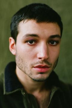 Ezra Miller interpreta Daniel Culp / Prisoner 8612