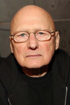 James Tolkan interpreta Marshal Strickland