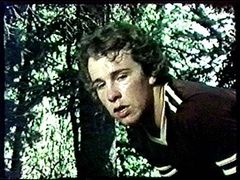 Stan Edmonds interpreta Hippie Passerby (uncredited)