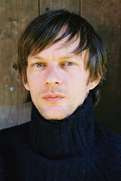 Sebastian Rudolph interpreta Officer In Square
